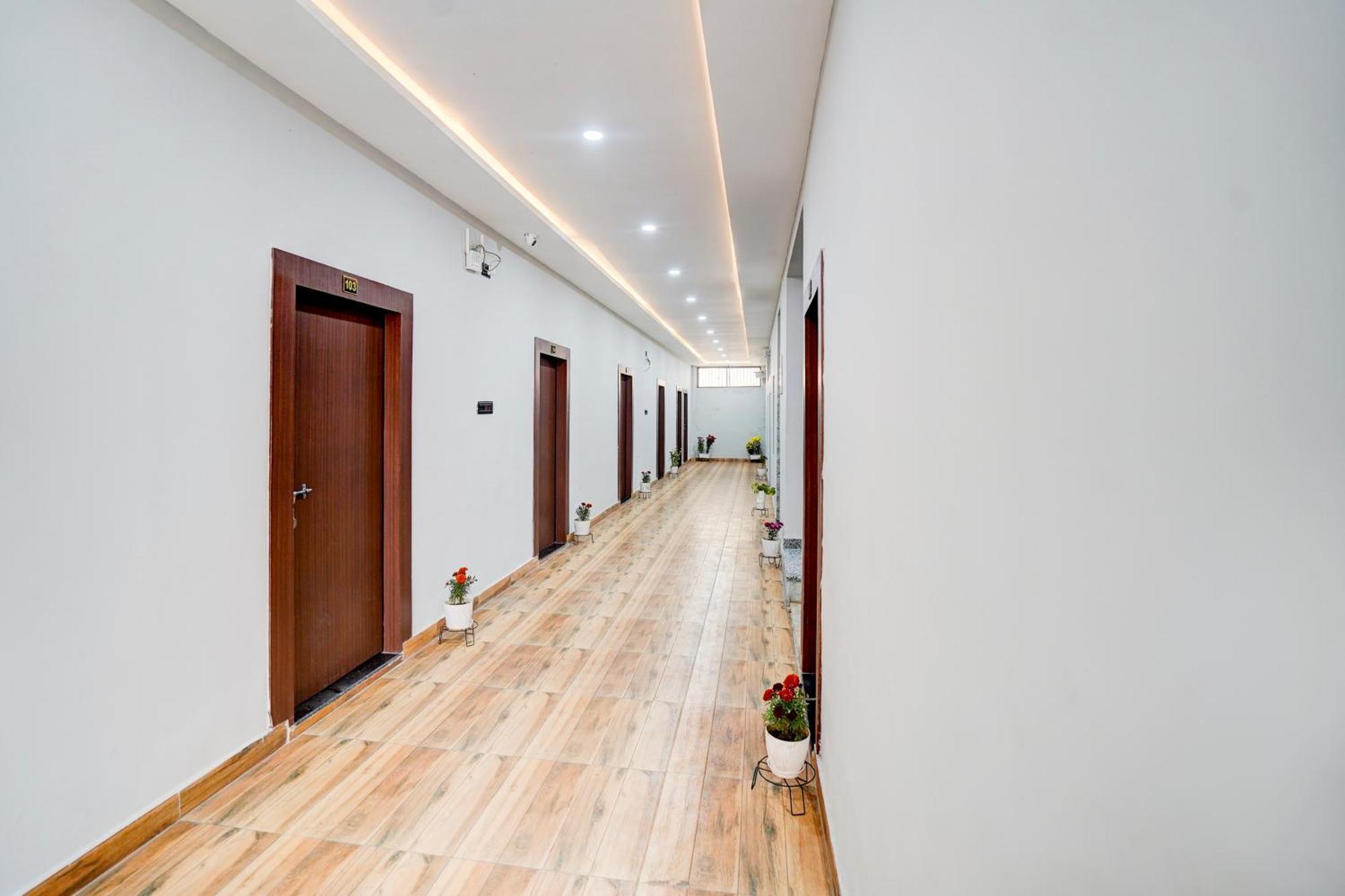 Hotel Vibe Blu- Varanasi Ngoại thất bức ảnh