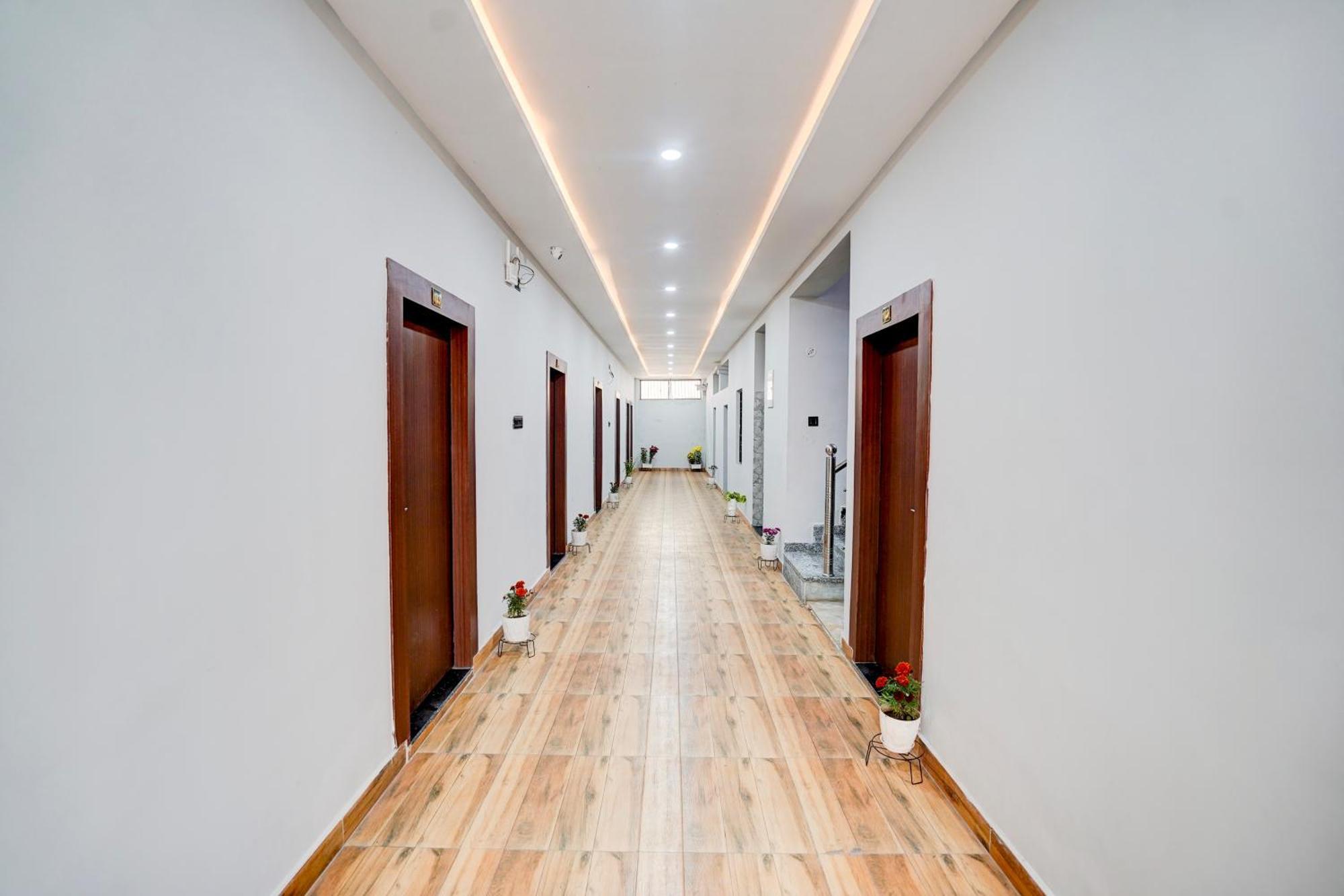 Hotel Vibe Blu- Varanasi Ngoại thất bức ảnh